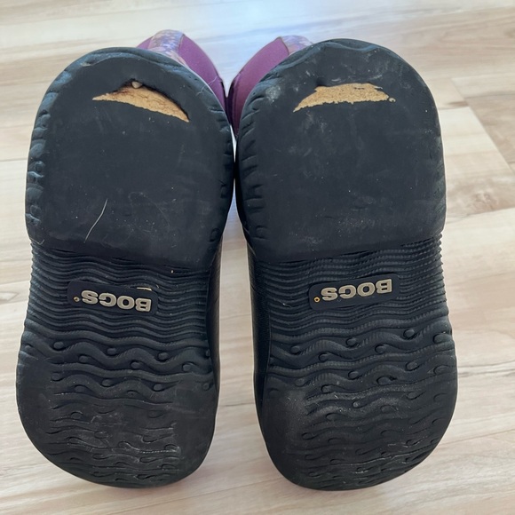 Bogs Classic Daisy Love Me Pink Floral Butterfly Kids Boots | Youth 1 - Picture 8 of 8